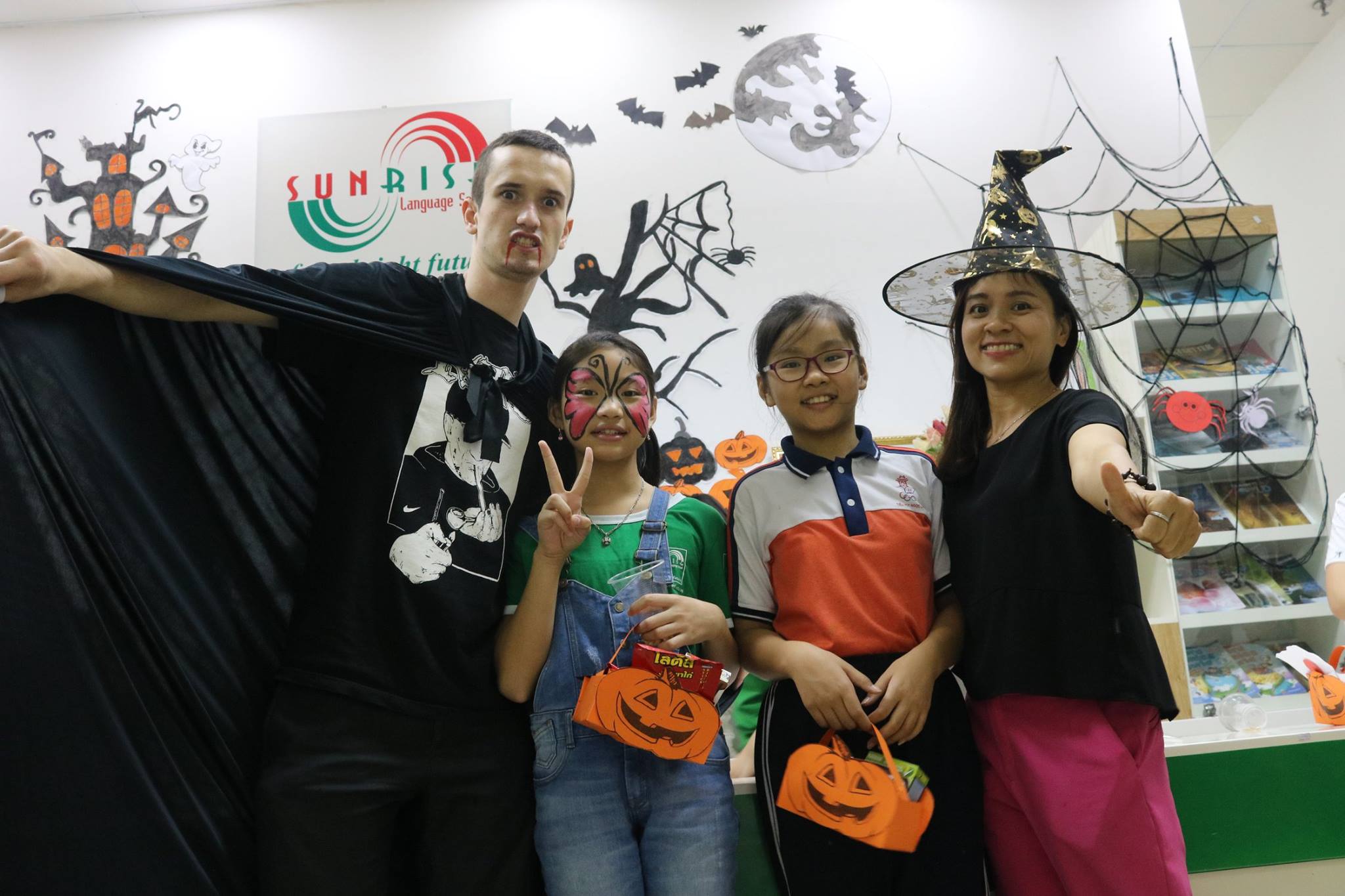 Halloween cùng Sunrise Language School